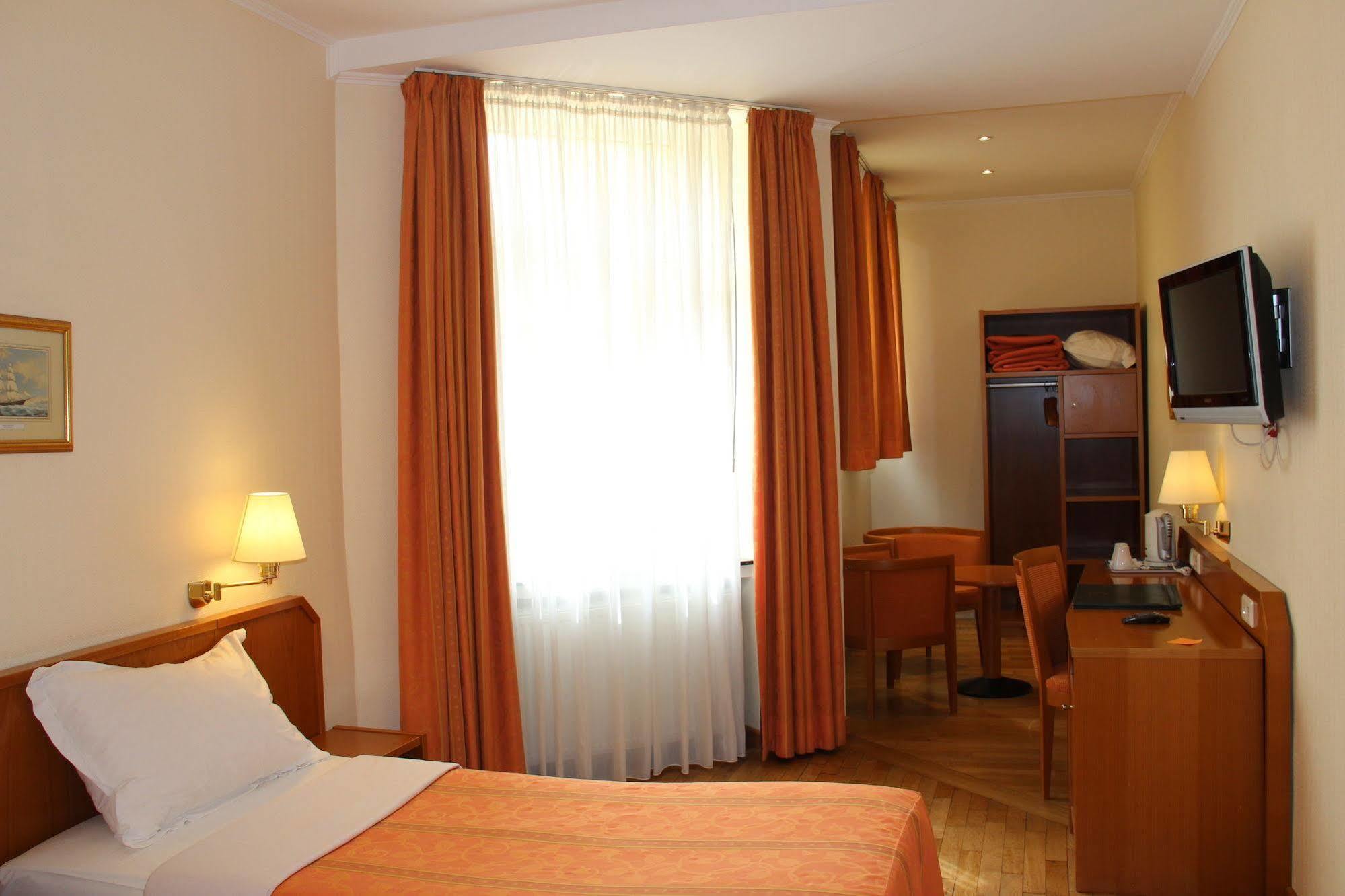 Hotel Perrin - Former Carlton 4*